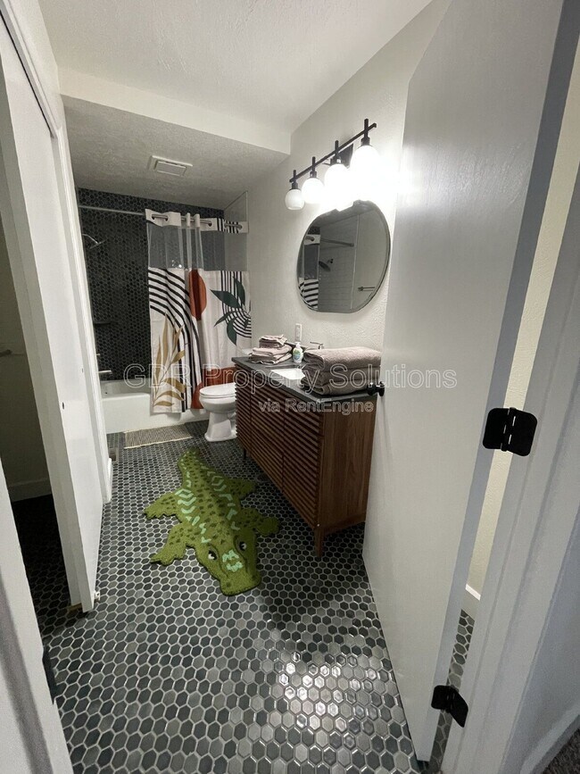 Building Photo - 520 Ortiz Dr NE