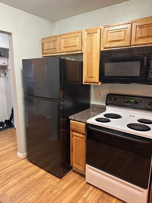 Building Photo - 1 BR/1 B near shopping center, UMED, and the Military base JBER.