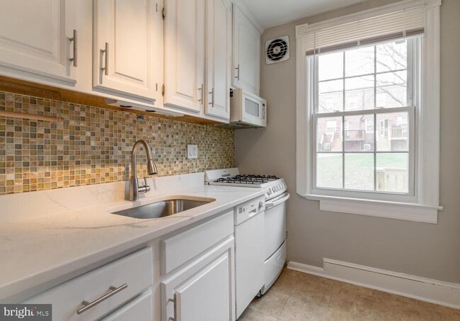 Building Photo - 1401 S Barton St