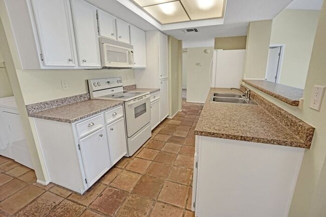 Building Photo - Vaulted Elegance in Old Spanish Trail