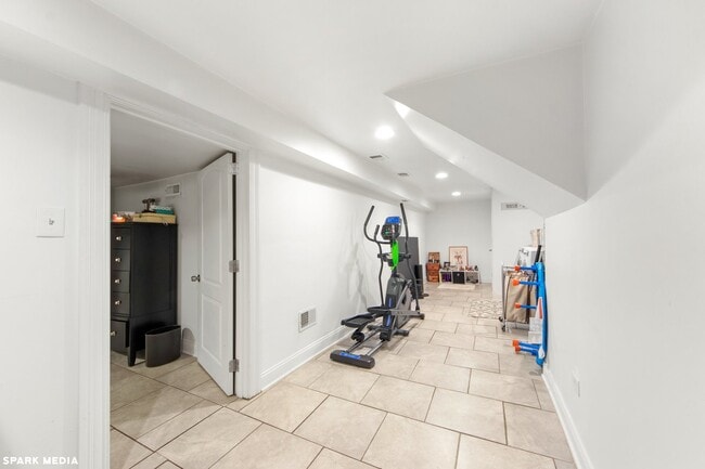 Building Photo - 1621 N McVicker Ave