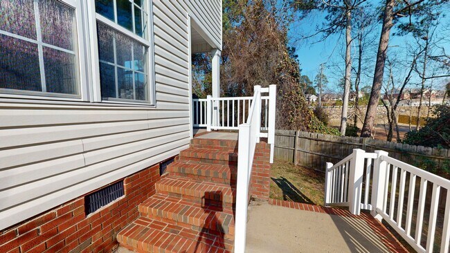 Building Photo - Spacious home near Fort Bragg, Schools, & Shopping!