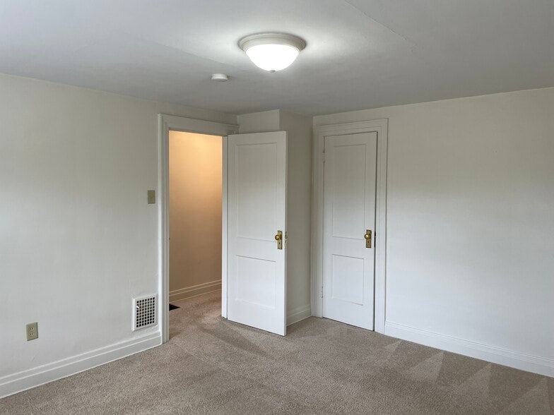 Main Bedroom - 702 Kahkwa Blvd
