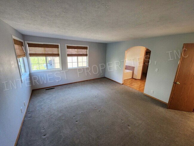 Building Photo - 4+ Bedroom Tigard Home With a Beautiful Vi...