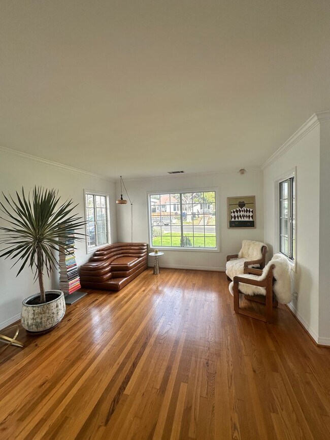 Building Photo - Lovely Home in the Kentwood area of Westchester