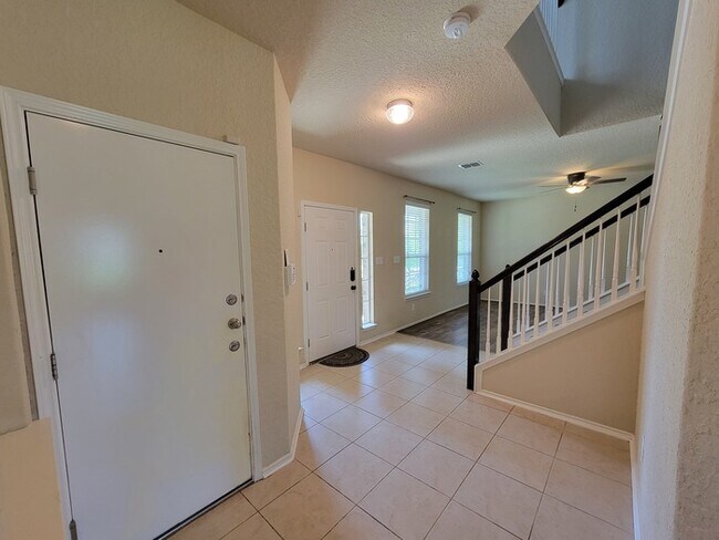 Building Photo - Charming 4 beds 2 baths in San Antonio!