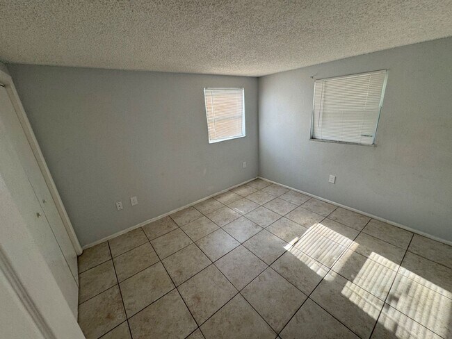 Building Photo - 5838 Siesta Ln