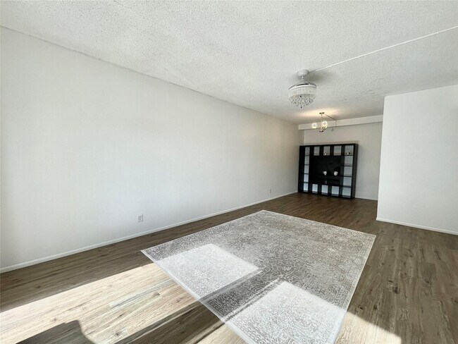 Building Photo - 400 N Riverside Dr