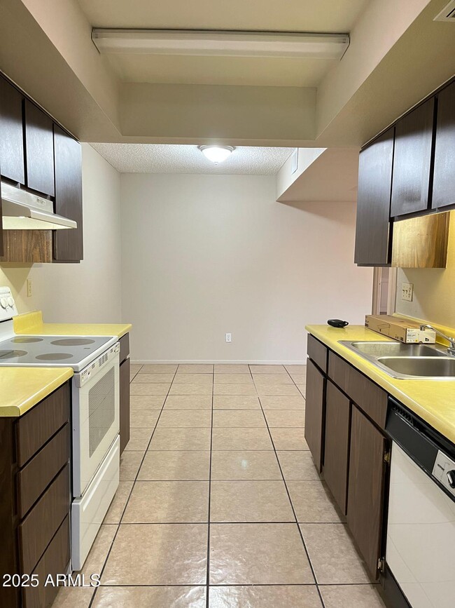 Building Photo - 6010 W Augusta Ave