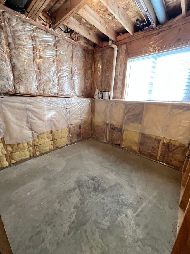 Building Photo - 5 Bed/2 Bath West Side Home!