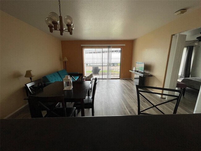 Building Photo - 2814 S Bartell Dr