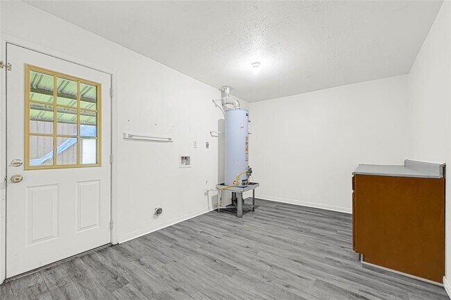 Building Photo - 1231 Country Ln