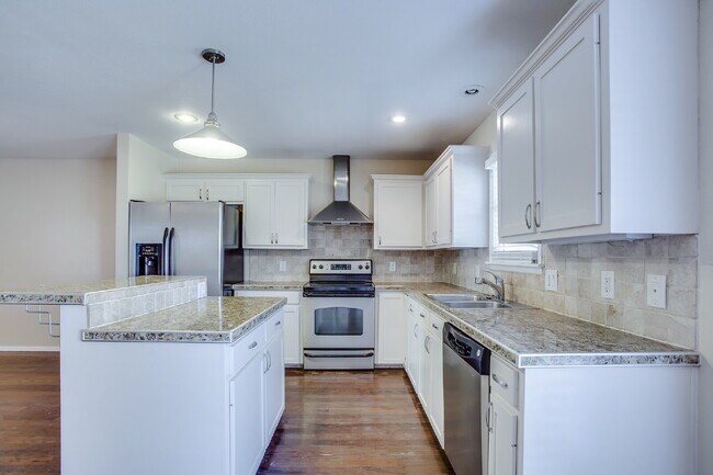 Building Photo - Beautiful, Spacious 4 Bedroom Close to Tex...