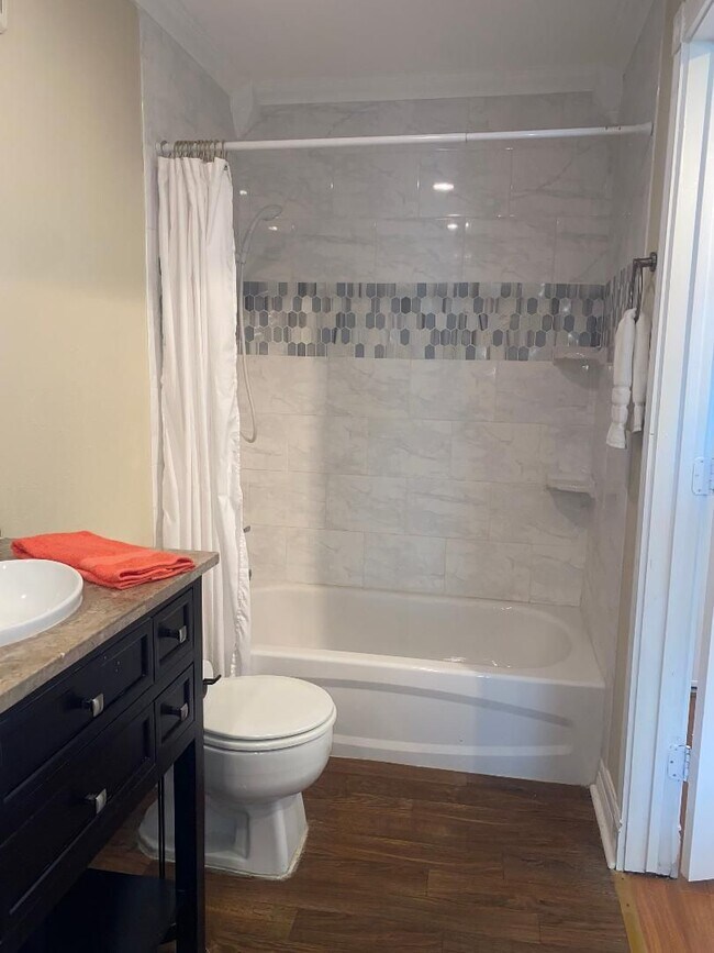 Building Photo - STUDIO CONDO WITH A MILLION DOLLAR LAKE VIEW