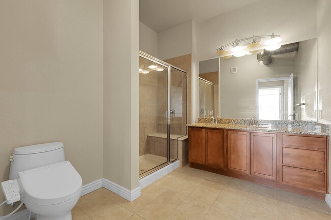 Building Photo - $1,740.95, 1 Bed, 1 Bath Condo in Englewood with AC and In Unit Laundry!