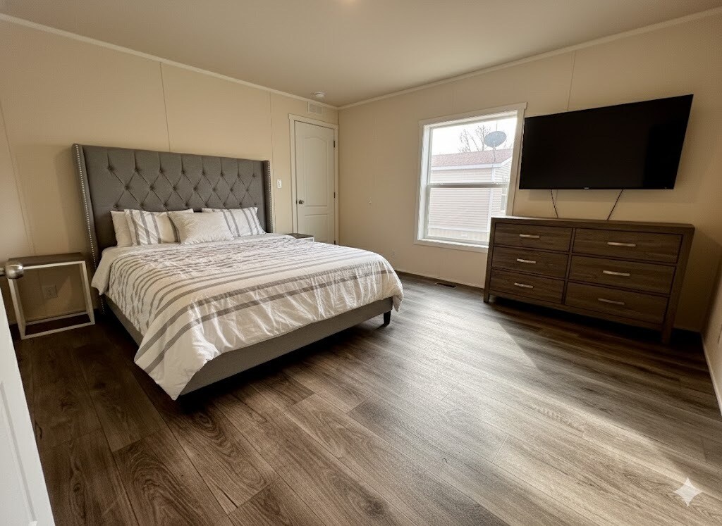 Building Photo - 8 Bing St N