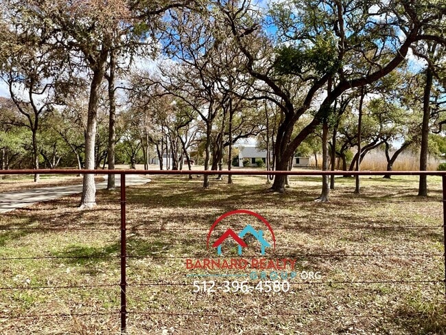 Building Photo - Country Living At It's Finest!