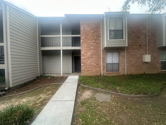 Building Photo - 17401 Red Oak Dr