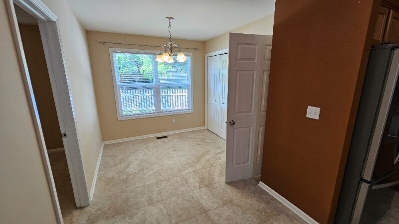 Building Photo - 647 Knolls St W