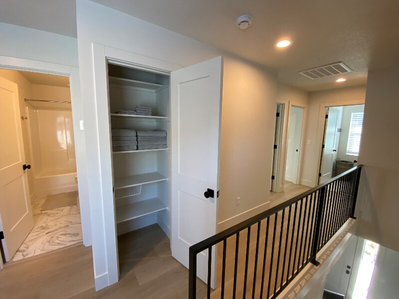 Building Photo - 9909 NE 44th Ct