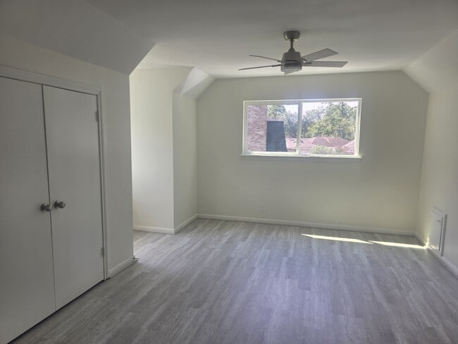 Building Photo - 1507 Village Green Ct