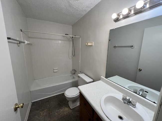 Building Photo - Townhouse for Rent