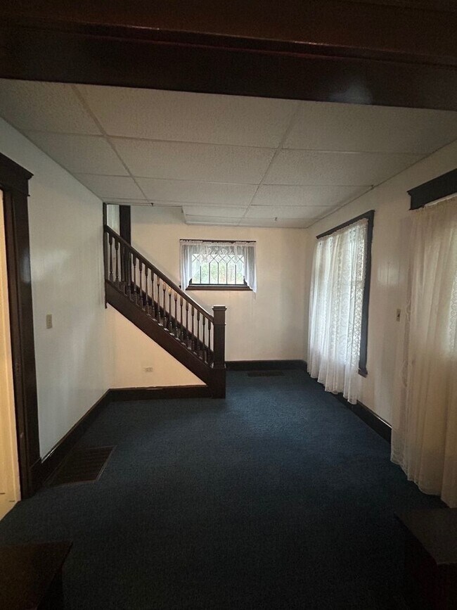 Building Photo - Charming 3-Bedroom Property in Prime Location