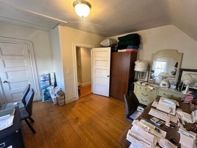 Building Photo - 147 Willow Ave