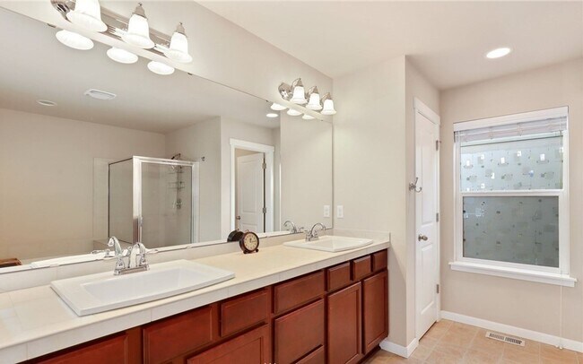 Building Photo - Beautiful large 4 bedroom home in the High...