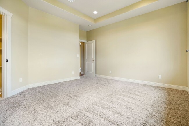 Building Photo - Spacious 4 bed, 3 bath home with sprawling views in West Salem