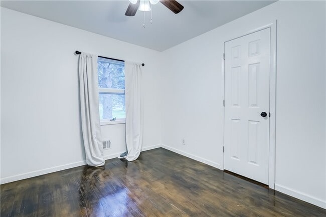 Building Photo - 232 Meadowbriar Rd