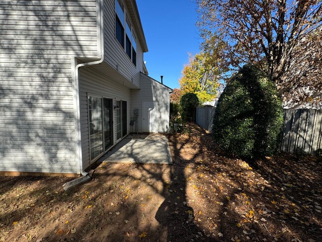 Building Photo - End Unit Townhome in Willowmere, Right out...