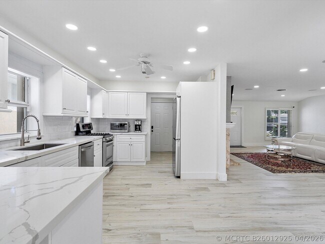 Building Photo - 411 Poinciana Dr