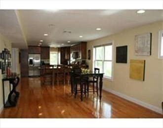 Building Photo - 11 Oak St