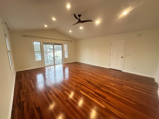 Building Photo - 310 Azalia Dr