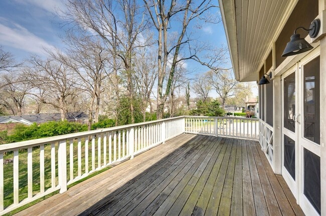 Building Photo - Beautiful 4BD/3.5BA home in the heart of Green Hills.