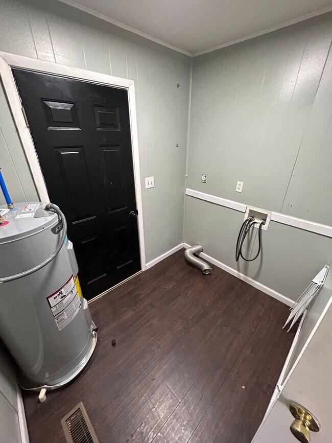 Building Photo - 3 bedroom, 1 bathroom home only minutes away from the Ford plant in Glendale!