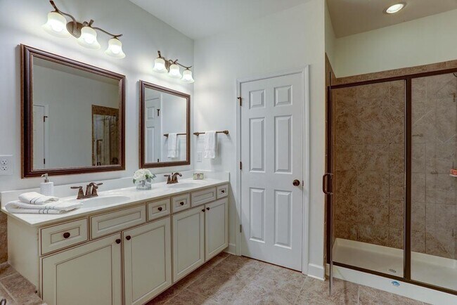 Building Photo - 104 Wellington Trce