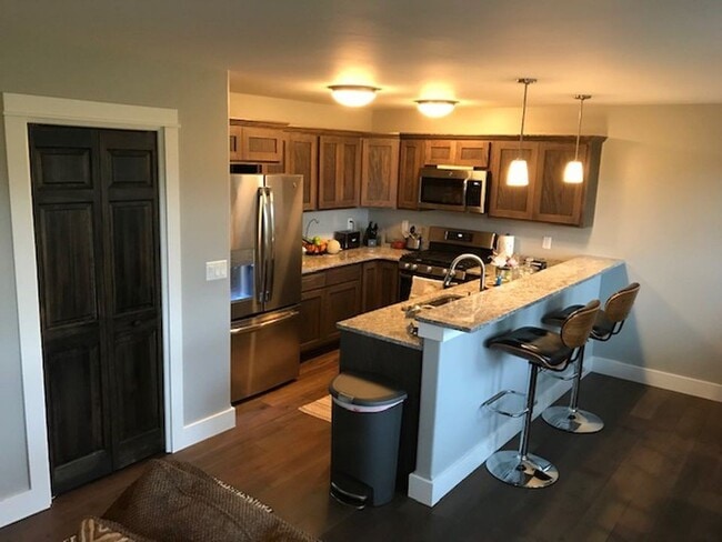 Building Photo - 3 Bedroom, 2 1/2 Bathroom Townhouse -2 weeks free rent with 1-year lease-