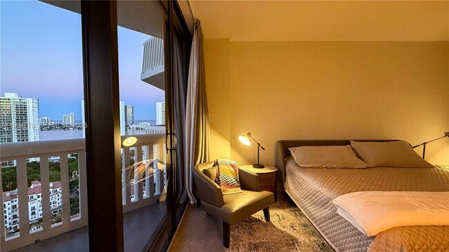 Building Photo - 2000 Island Blvd