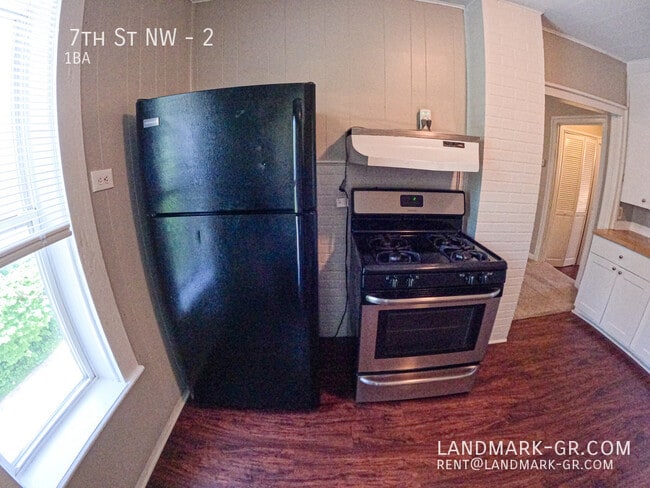 Building Photo - 417 7th St NW