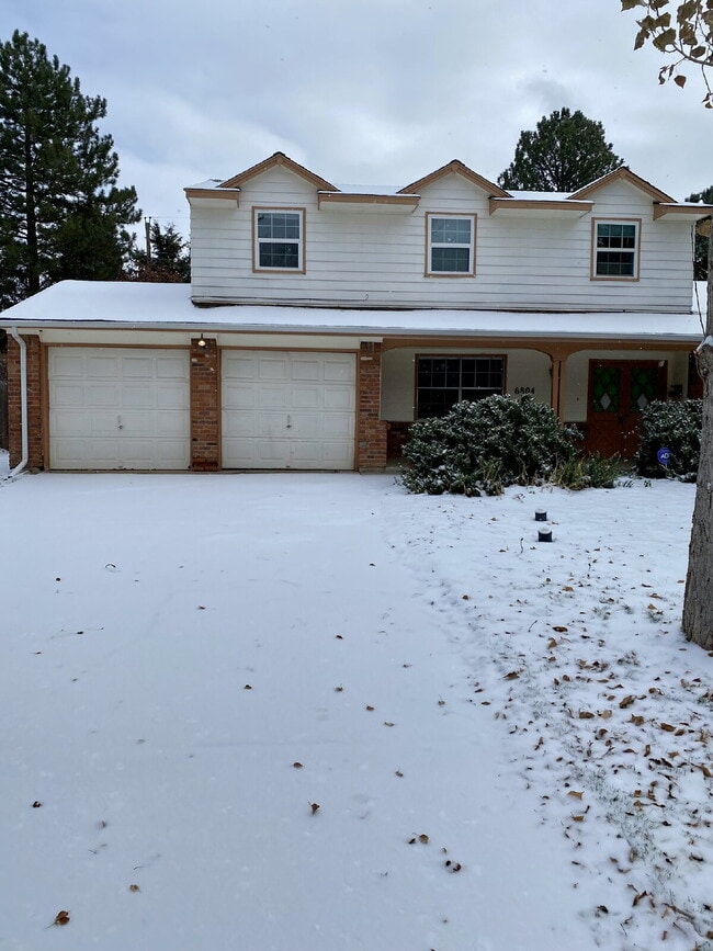 Primary Photo - Don't miss out on this 5 bed 2.5 bath hous...