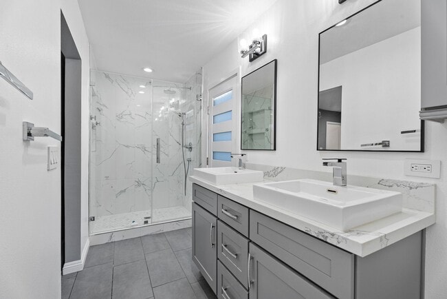 Building Photo - Charming, Light-Filled 2-Bed / 2.5-Bath Townhome with Private Yard & Garage Parking