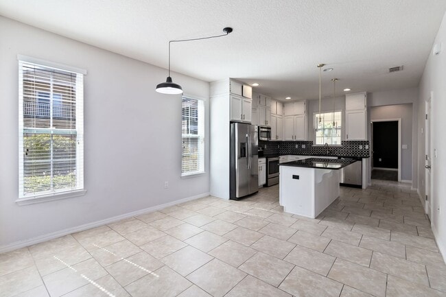 Building Photo - MOVE IN SPECIAL- Beautiful 4/2.5 Townhome ...