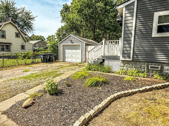 Building Photo - For Rent – Nicely Updated 3-Bedroom Home i...