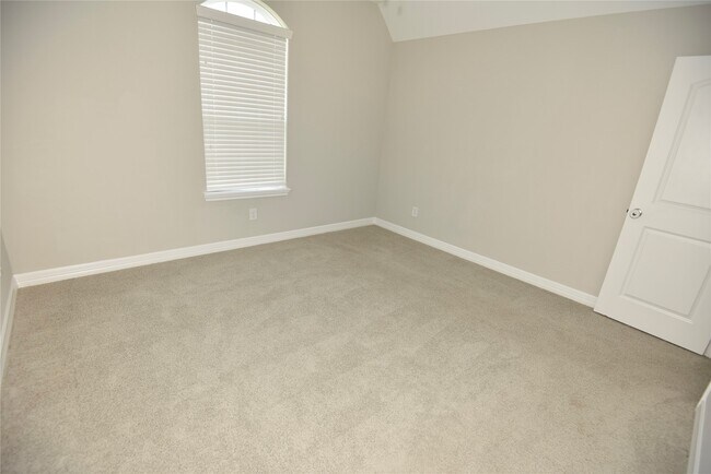 Building Photo - 14615 Birchwood Falls Trail