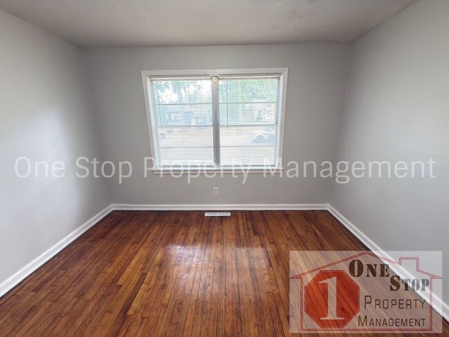 Building Photo - Beautiful 2 Bedroom 1.5 Bathroom in Kansas...