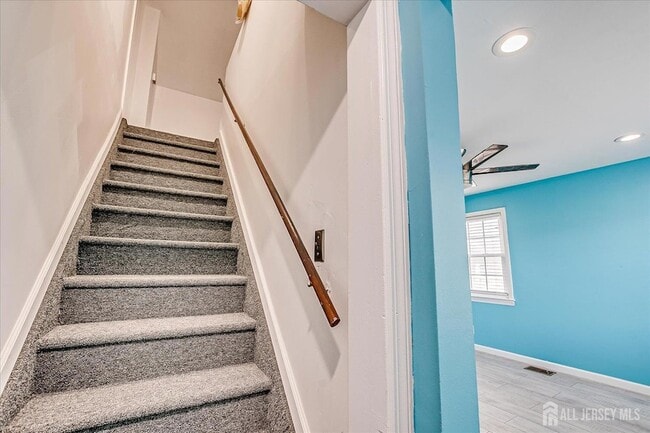 Building Photo - 14 Linden St