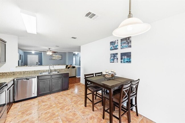 Building Photo - 1905 Espino Cove