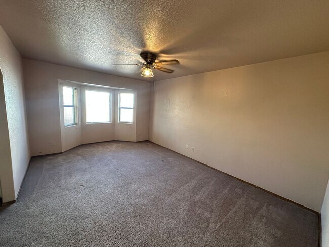 Building Photo - Cute 2 bedroom, 2 bathroom home with firep...
